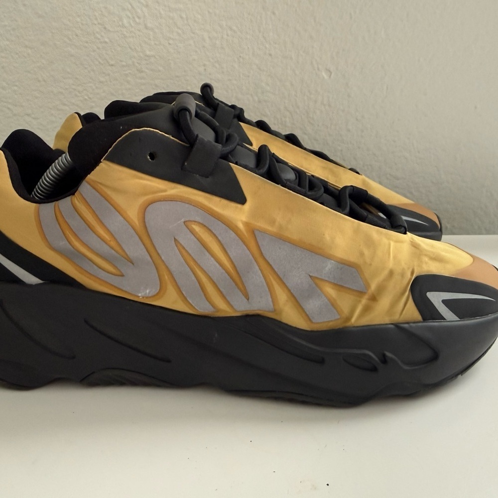 Adidas Yeezy Boost 700 MNVN
Yeezy Wave Runner Sneakers in Gold and Black - Picture 9 of 10